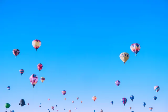 Sunrise balloon flight – Desert Dreams