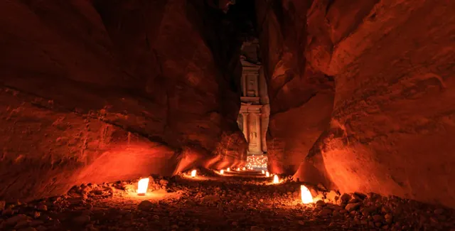 البترا ليلاً