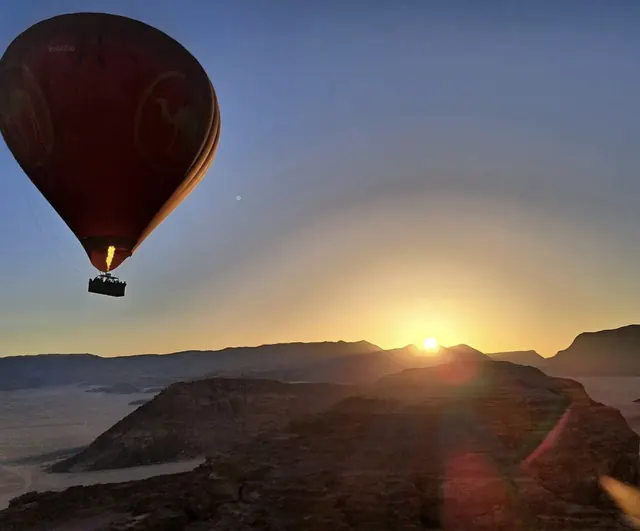 Sunrise balloon flight – Desert Dreams
