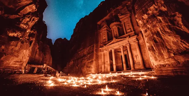 البترا ليلاً